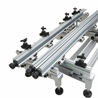 Regolazione in altezza dei piedini per il trasporto di circuiti stampati per un flusso L-R o R-L uniforme